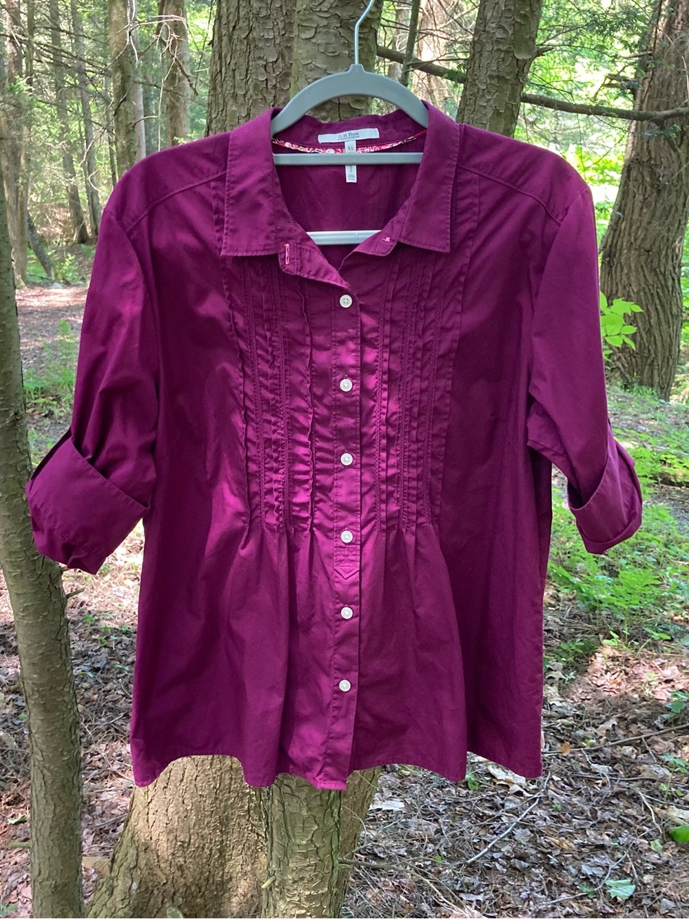 G.H. Bass 100% Cotton Size XL Button-Up Top in a bright fuchsia color!